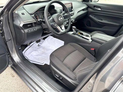 Used 2024 Nissan Altima 2.5 SV image 9