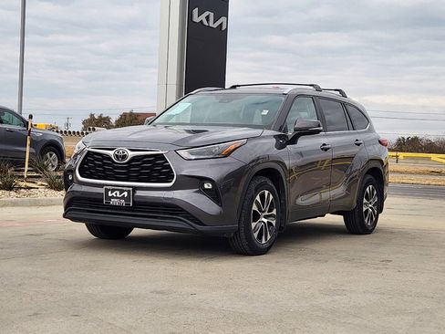Used 2023 Toyota Highlander XLE image 3