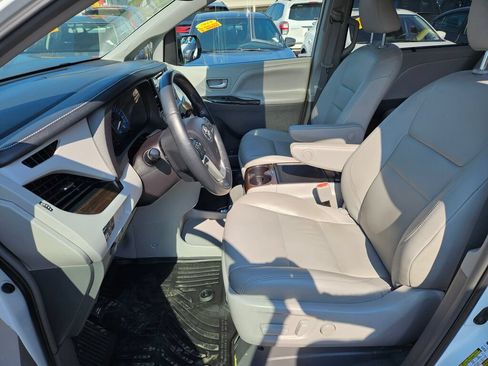 Used 2019 Toyota Sienna XLE w/ XLE Navigation Package AWD/4WD image 15