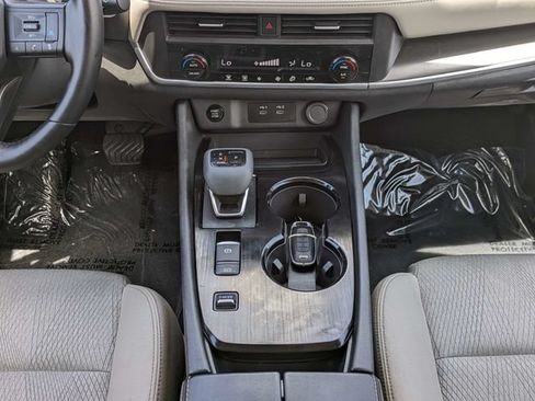 Used 2025 Nissan Rogue SV FWD image 18