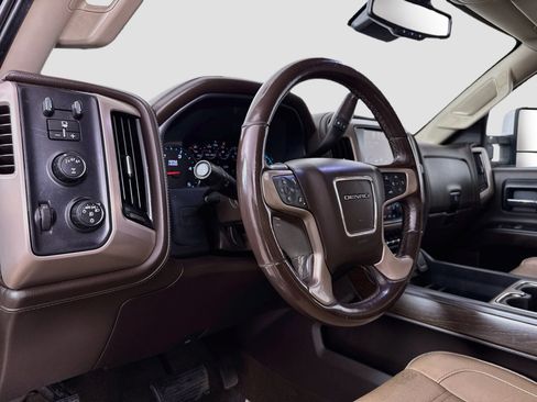 Used 2018 GMC Sierra 2500 Denali w/ Duramax Plus Package AWD/4WD image 11