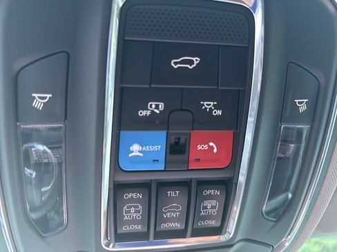 Used 2024 Jeep Grand Cherokee Limited w/ Black Appearance Package image 29