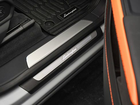 Used 2025 Lamborghini Urus SE image 48