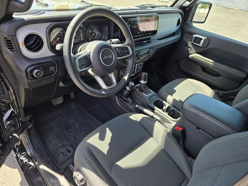 Used 2024 Jeep Wrangler Unlimited Sahara AWD/4WD image 2