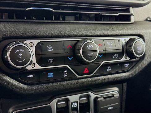 Used 2024 Jeep Wrangler Unlimited image 15