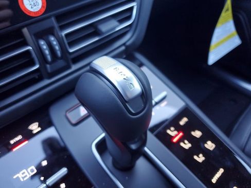 Used 2025 Porsche Macan image 35