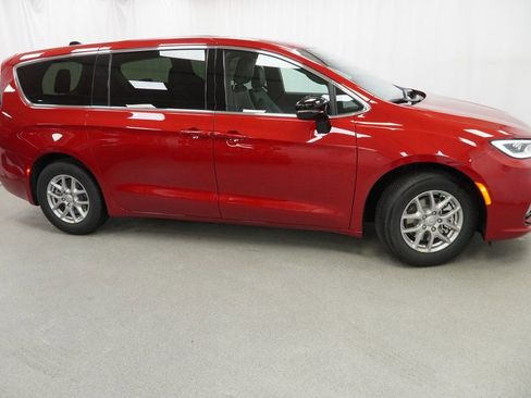 New 2026 Chrysler Pacifica Select image 9