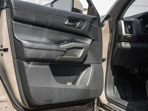 Used 2024 Nissan Pathfinder Platinum w/ Black Appearance Package image 41