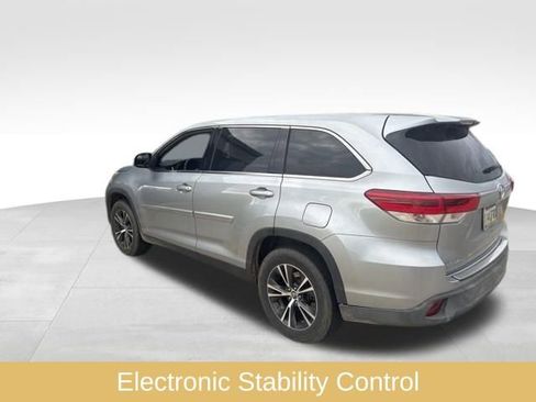 Used 2019 Toyota Highlander LE image 11