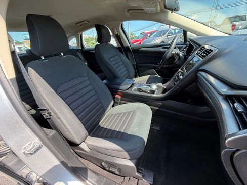 Used 2017 Ford Fusion SE w/ Fusion SE Technology Package image 14