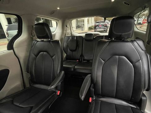 Used 2023 Chrysler Pacifica Touring-L image 23