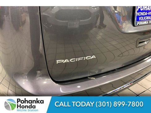 Used 2022 Chrysler Pacifica Touring-L image 7