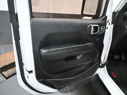 Used 2018 Jeep Wrangler Unlimited Sahara w/ Dual Top Group AWD/4WD image 13