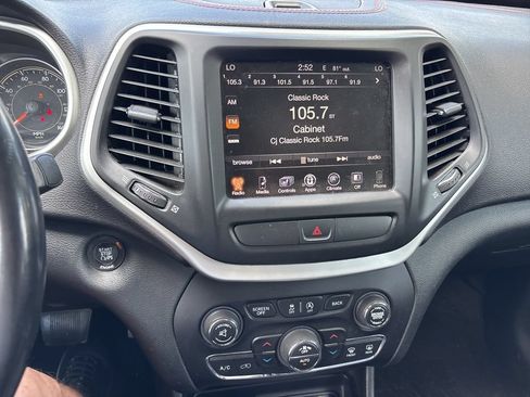 Used 2015 Jeep Cherokee Trailhawk w/ Comfort/Convenience Group AWD/4WD image 17