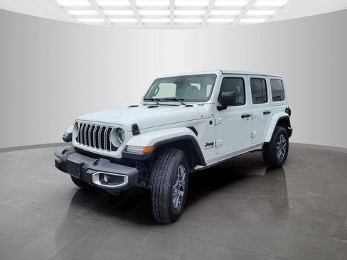 Used 2025 Jeep Wrangler Unlimited Sahara AWD/4WD image 8