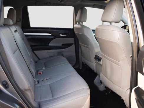 Used 2015 Toyota Highlander XLE image 17