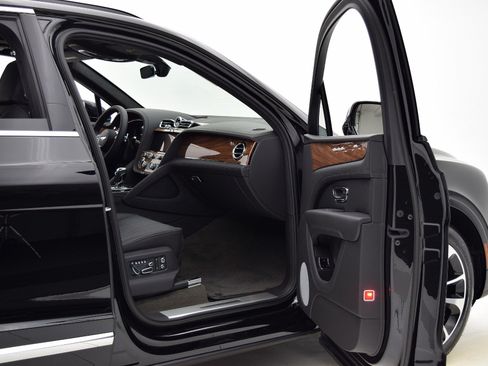 Certified 2021 Bentley Bentayga Plug-In Hybrid AWD/4WD image 24