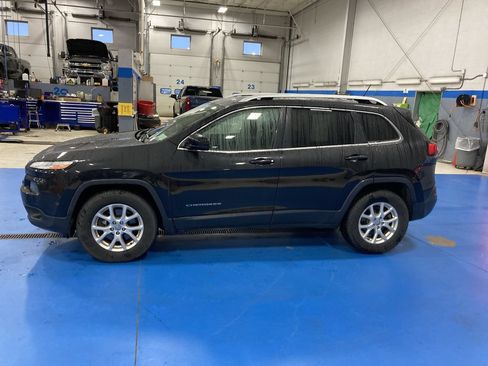 Used 2016 Jeep Cherokee Latitude AWD/4WD image 4