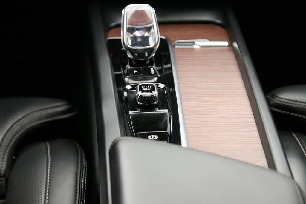 Certified 2023 Volvo XC60 T8 Ultimate w/ Climate Package AWD/4WD image 30