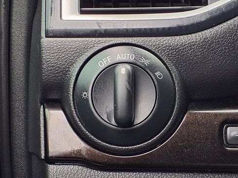 Used 2018 Nissan Titan SV w/ SV Convenience Package RWD image 10