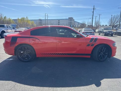 Used 2019 Dodge Charger SXT w/ Blacktop Package image 2
