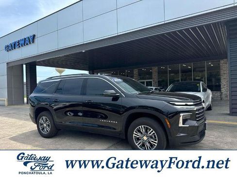 Used 2025 Chevrolet Traverse LT FWD image 1
