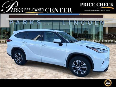 Used 2020 Toyota Highlander XLE AWD/4WD image 1