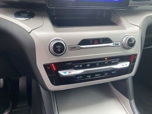 Used 2023 Ford Explorer XLT image 29