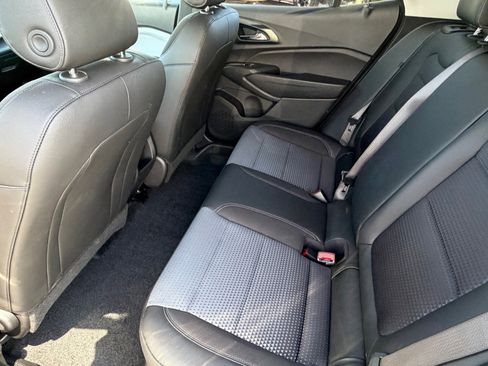 Used 2025 Chevrolet Trax LT w/ LT Convenience Package image 16