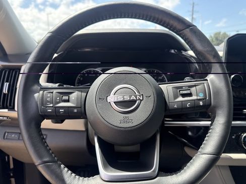 Used 2025 Nissan Pathfinder SL FWD image 10