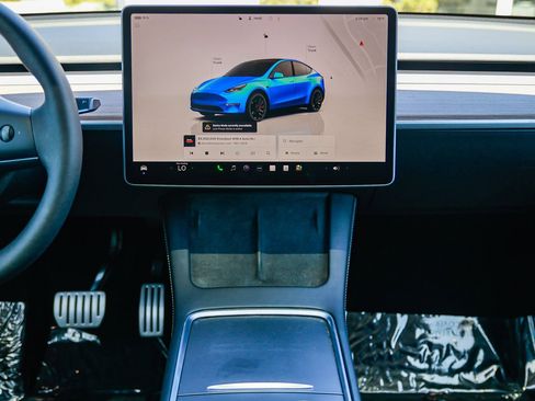 Used 2024 Tesla Model Y Performance AWD/4WD image 13
