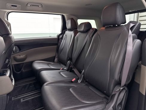 Certified 2025 Kia Carnival image 32