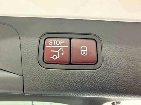 Used 2019 Mercedes-Benz GLC 300 4MATIC image 40