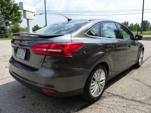 Used 2018 Ford Focus Titanium w/ Titanium Technology Package FWD image 12