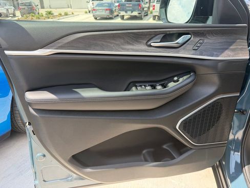 New 2026 Jeep Grand Cherokee L Limited RWD image 9