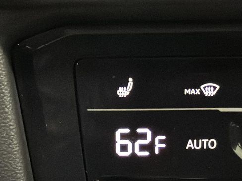 Used 2025 Volkswagen Taos SE w/ Panoramic Sunroof Package image 29