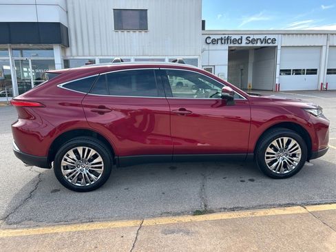 Used 2022 Toyota Venza XLE image 4