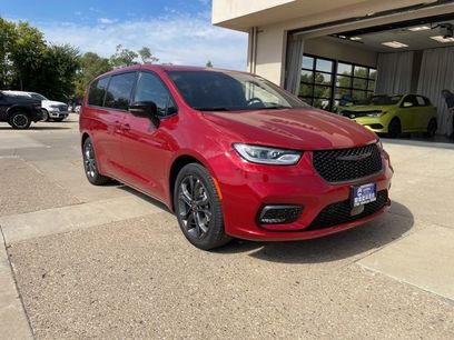 New 2026 Chrysler Pacifica Select