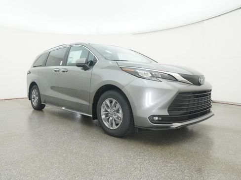 New 2026 Toyota Sienna XLE image 32