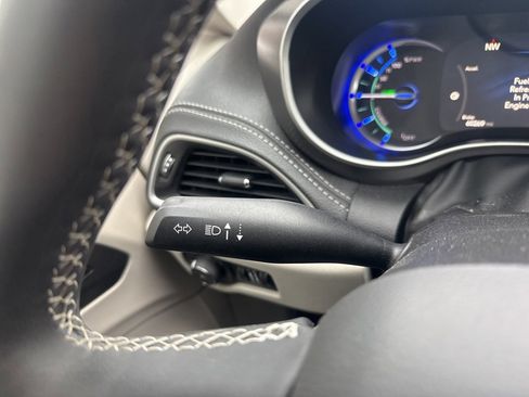 Used 2024 Chrysler Pacifica Select image 21