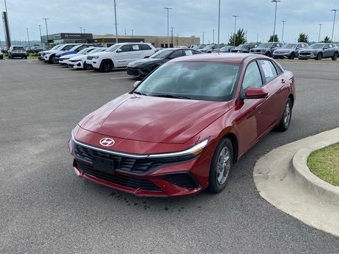 Used 2025 Hyundai Elantra SE FWD image 3