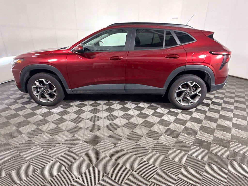 Used 2025 Chevrolet Trax LT FWD image 5
