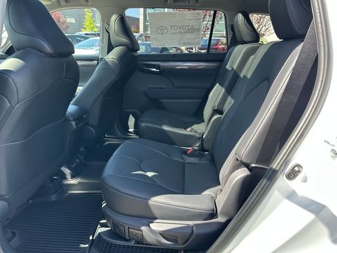 New 2026 Toyota Highlander Platinum AWD/4WD image 14