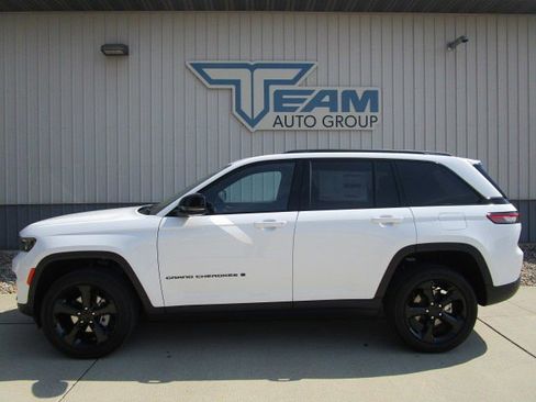 New 2025 Jeep Grand Cherokee Altitude image 4