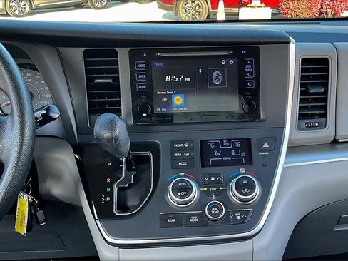 Used 2017 Toyota Sienna LE image 21