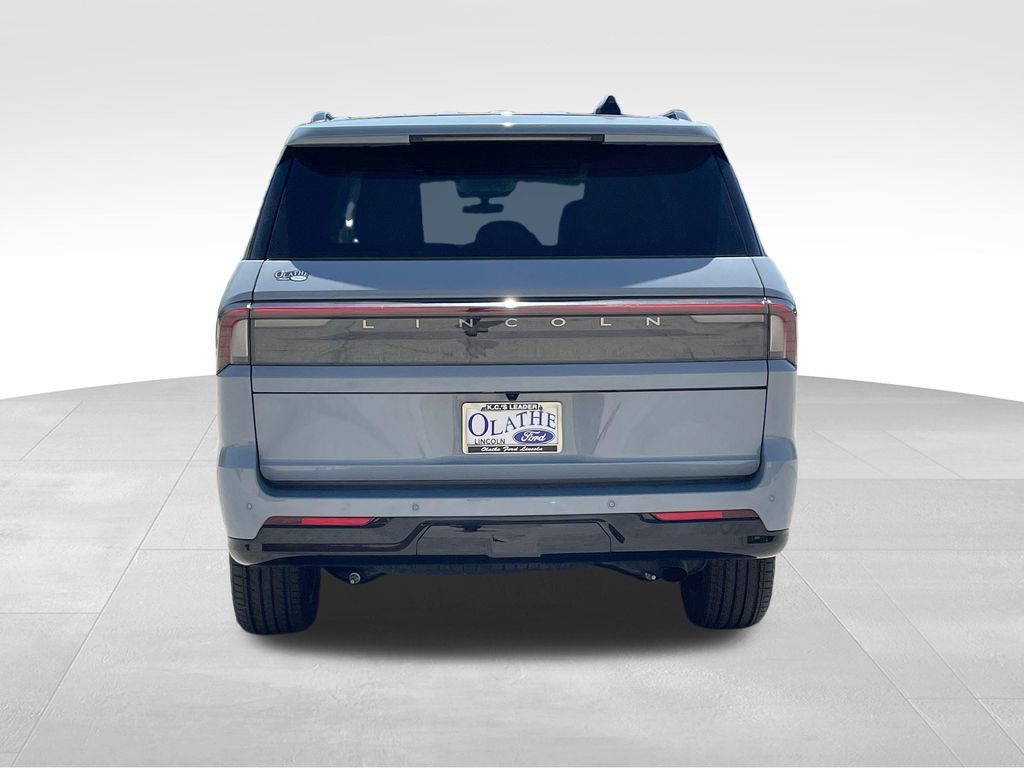 New 2026 Lincoln Navigator Reserve w/ Jet Appearance Package AWD/4WD image 4
