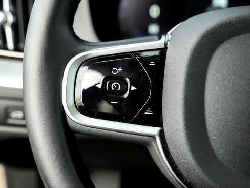 Used 2025 Volvo XC60 B5 Plus image 14