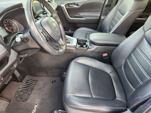 Used 2021 Toyota RAV4 XLE Premium image 9