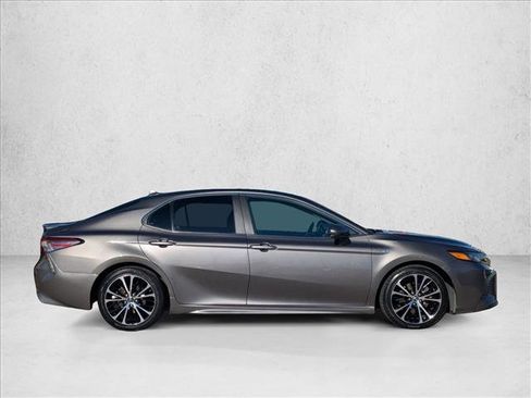 Used 2019 Toyota Camry SE image 4