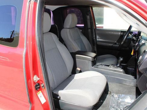 Used 2016 Toyota Tacoma SR image 9